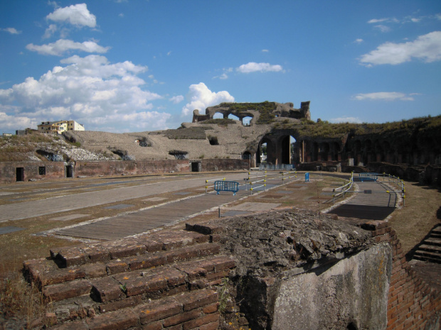 Arena była oddzielona od widowni kamienną ścianą #Campania #Neapol #Włochy