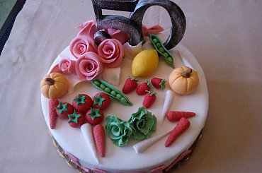 Urodziny 50- te #urodziny #TortyOkazjonalne #owoce #warzywa #piędziesiątka