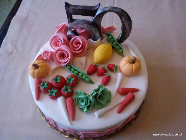 Urodziny 50- te #urodziny #TortyOkazjonalne #owoce #warzywa #piędziesiątka