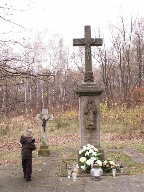 Obiecane fotki z miejsca pamięci zmarłych na cholerę mieszkańców Chełmu Śląskiego i na ich cześć pamięci postawiony krzyż w 1831 r na Smutnej górze..