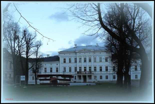 -odnowiona fasada pałacu