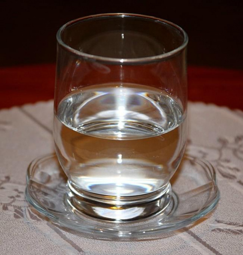 Paradoks szklanki wody: szklanka jest w połowie pełna - szklanka jest w połowie pusta.