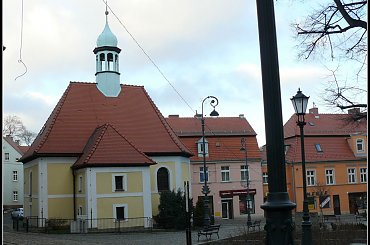 ten mały kościółek to Sanktuarium Matki Boskiej Bolesnej.Odbudowany w 1714r.Za barokowym ołtarzem znajduje sie żródełko ,które związane jest z początkiem powstania miasta. r #nagrobek #pomnik #rzeżba