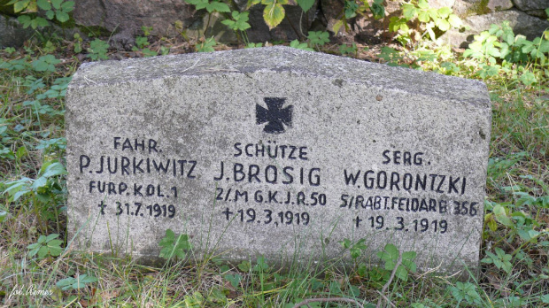 Cmentarz wojenny - Zlokalizowany na południe od miejscowości, na niewielkim wzniesieniu, nad jeziorem. Pochowano tu 344 żołnierzy armii niemieckiej i 234 żołnierzy armii rosyjskiej poległych w 1914 r #Węgorzewo