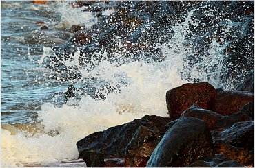 Fale rozbijając się o kamienie przybierają różne kształty ... wyobraźnia nie zna granic :) #Kołobrzeg #plaża #karnawał #taniec #kamienie #fala