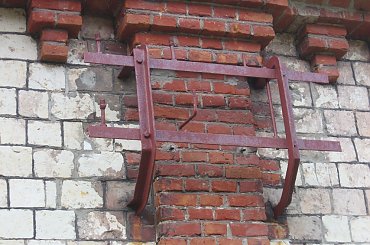 Eletrownia wodna na rzece Wieprz w Michalowie, uchwyty do linii elektrycznej #Michalów #ElektrowniaWodna #Wieprz