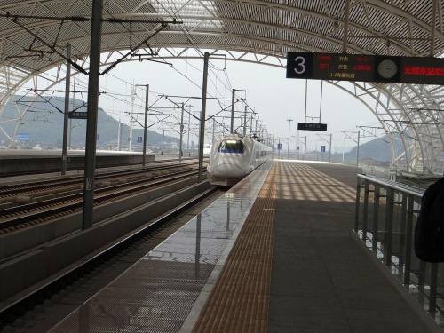 Wuxi perony - szybka kolej. Pośpieszny do 250km/h. Expres do 320km/h. #Chiny