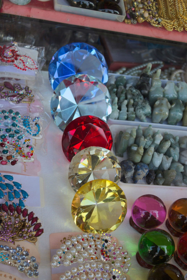 Szmaragdy, diamenty, rubiny i szafiry po milion karatów każdy ;) #Tajlandia #MaeSai #azja