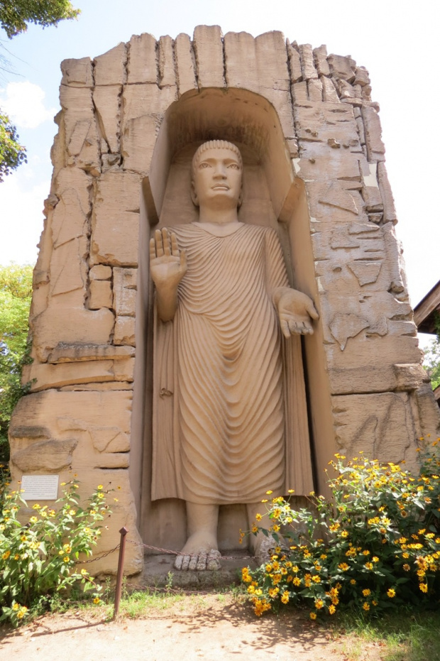Replika posągu Buddy w skali 1/9 mierzy " tylko " 6,5 m.