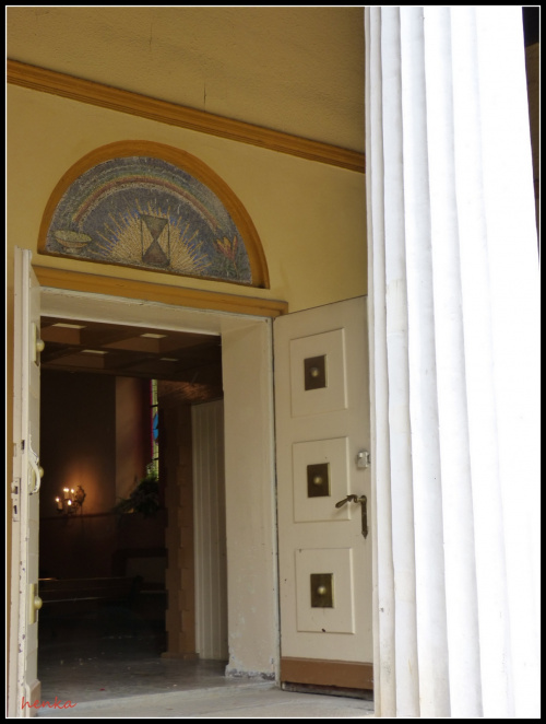 wejście i drzwi do kaplicy #CmentarzWŚwiebodzicach