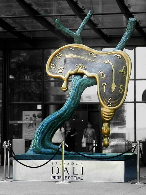 Rzeźba Salvadora Dali "Profil czasu" (przed wejściem do galerii handlowej) - Waga: prawie półtorej tony...