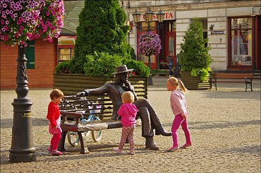 przy okazji: jestem tu już 8 lat :) #Świebodzin #CzesławNiemen #ławeczka #rynek