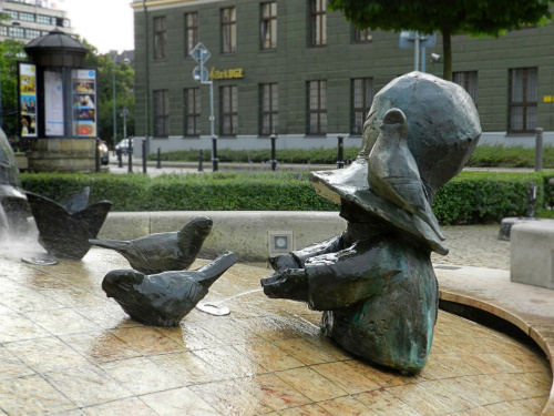 Krasnale wodne - KARMIĄCY PTAKI - fontanna przed Teatrem Lalek, pl. Teatralny 4