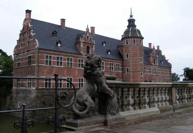zamek Frederiksborg - budynek przed fosą