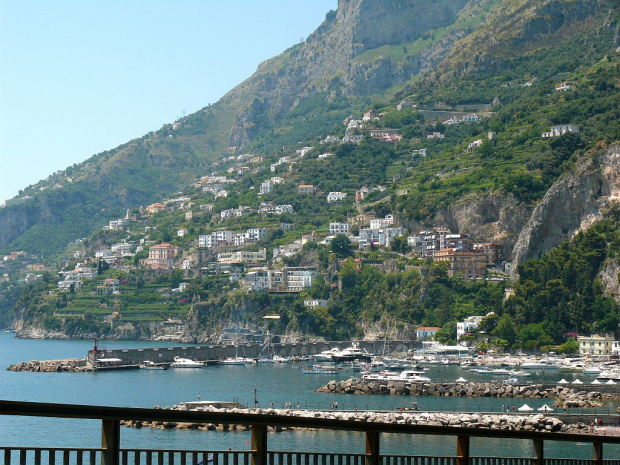 Amalfi - małe domki wyrastające na stromej skale #Campania #Neapol #Włochy #WybrzeżeAmalfii