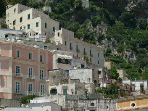 Białe domki miasteczek są wizytówką tego miejsca #Campania #Neapol #Włochy #WybrzeżeAmalfii