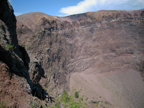Pod względem geotektonicznym Wezuwiusz, zaliczany do stratowulkanów. #Campania #Neapol #Wezuwiusz #Włochy