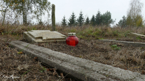 Borki - Cmentarz wojenny - Jest miejscem spoczynku 36 żołnierzy armii niemieckiej, w tym 14 o nieznanej tożsamości #Borki
