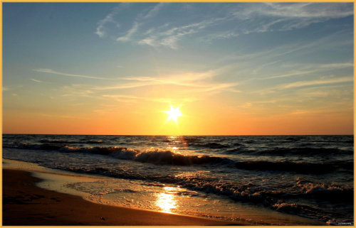 Zachód słońca nad morzem #Kołobrzeg #plaża #ZachódSłońca