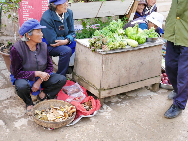 W wiosce tybetańskiej sprzedają owoce, warzywa, ryby i grzyby.