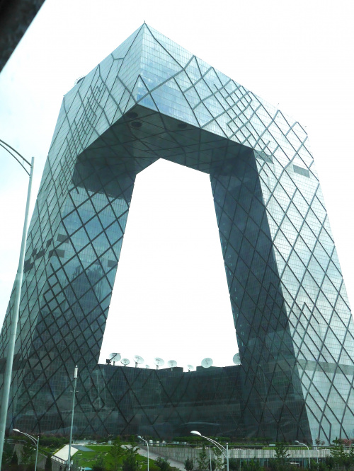 Fantastyczne kształty budynków w Pekinie - gmach telewizji