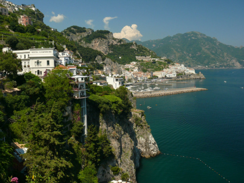 Trasa prowadząca przez całą dług. wybrzeża Amalfii uważana jest za najbardziej malowniczą we Włoszech #Campania #Neapol #Włochy #WybrzeżeAmalfii