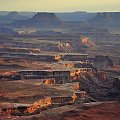 Canyonlands - część Islands In The Sky - widok w stronę Geen River tuż przed zachodem słońca