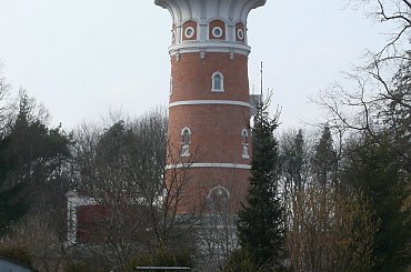 Wieża ciśnień w Piszu – wieża wodna znajdująca się w Piszu przy ulicy Gdańskiej, wybudowana w 1907 roku #Pisz #Wieża