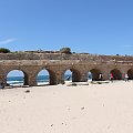 Akwedukt na plaży. Niegdyś zaopatrywał on w wodę Cezareę Palestyńską #bóg #chrystus #izrael #jerozolima #katolicyzm #nazaret #palestyna #prawosławie #ZiemiaŚwięta