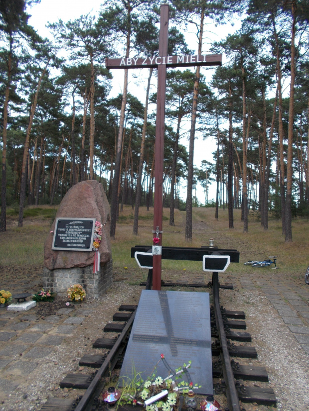 Brzoza Toruńska-pomnik ofiar katastrofy kolejowej z 1980 roku