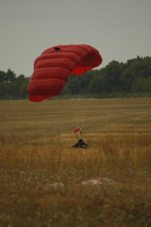 Szkolenie spadochronowe i skoki uczniów Zespołu Szkół im. Kajetana hr. Kickiego w Sobieszynie