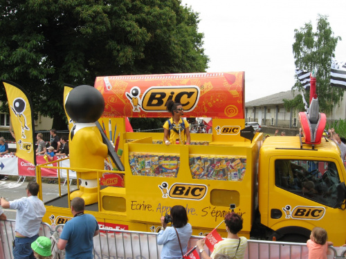 Przed wyścigiem prezentacje sponsorów #Tour de #France #Plumelec