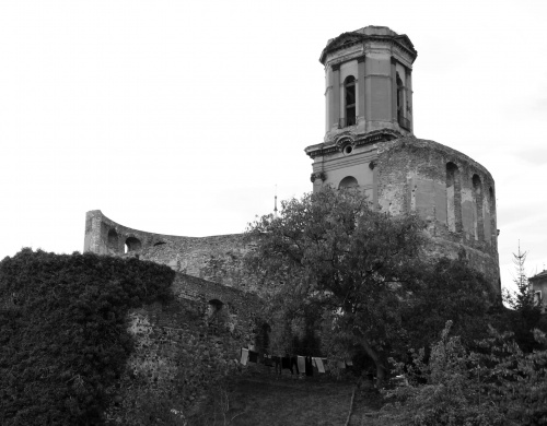 Szprotawa... zabytkowy kościół w ruinie i z portkami na sznurze
